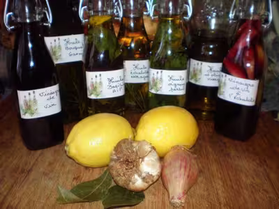 Huiles et vinaigres aromatisés aux échalotes, persil, estragon, romarin et thym