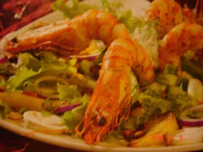 Salade tiède de gambas aux pommes par micky.math