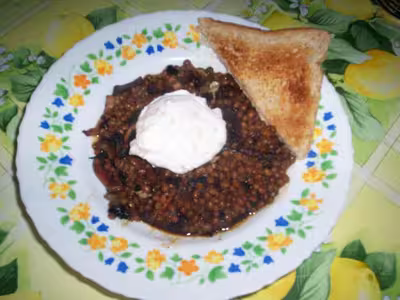 Oeuf poché sur lit de lentilles