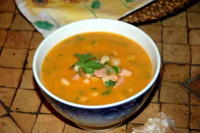 Soupe à la tomate aux haricots et jambon à l'os