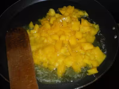 Camembert aux épices et mangue caramélisée