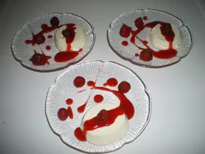 Panna cotta à la vanille et coulis de fraises par MAYSSANE