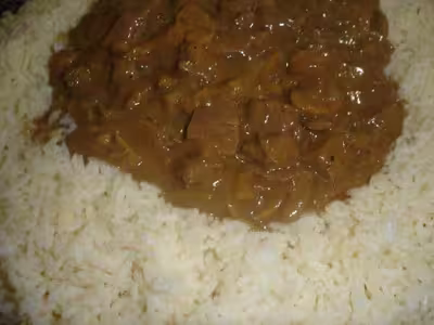Boeuf aux champignons sur cratère de riz