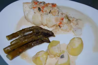Dos de cabillaud aux petits légumes et aux asperges
