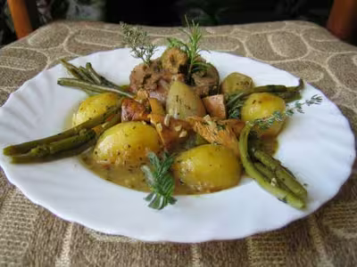 Épaule d'agneau farcie aux olives et au chèvre