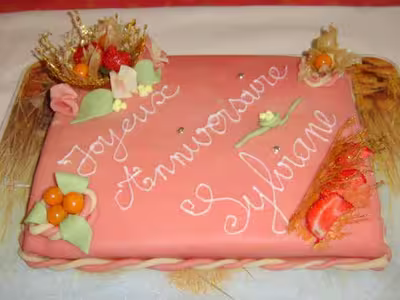 Gâteau d'anniversaire décoré à la pate d'amande