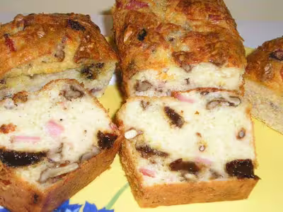 Cake au comté, noix, pruneaux et jambon