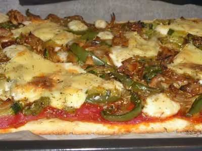 Pizza aux légumes et fromage