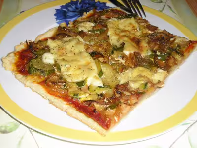 Pizza courgettes, poivron, oignons et fromage