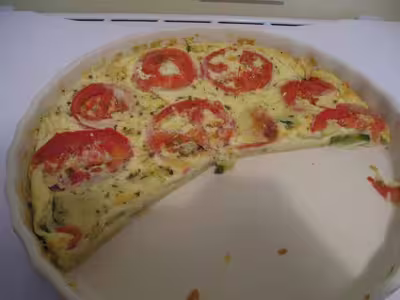 Quiche sans pâte tomates, courgettes, fromage râpé