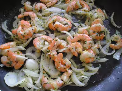 Crevettes sautées (ail, oignon, persil) par doudouce02
