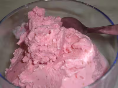 Glace au yaourt et aux fraises en sorbetière