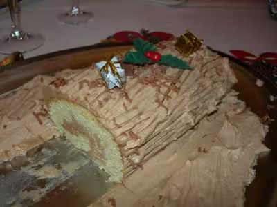 Bûche de Noël aux œufs, beurre et pralinoise