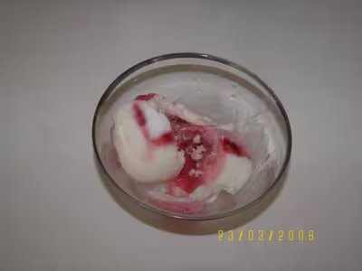 Glace fromage blanc, citron, coulis de fraises
