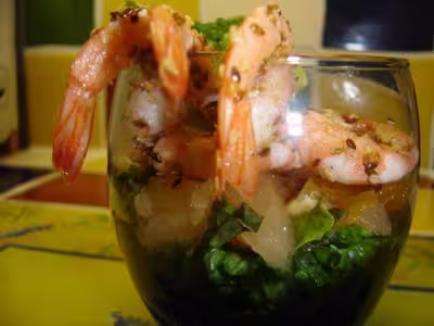 Salade fraîche aux crevettes et aux agrumes