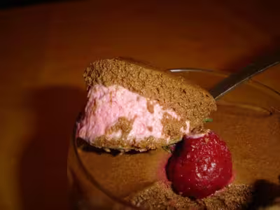 Mousse au chocolat et framboises
