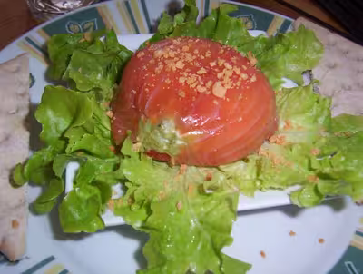 Timbale de saumon à l'avocat tomate et chèvre