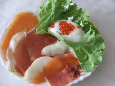 Assiette de jambon fumé ,saumon fumé ,poire