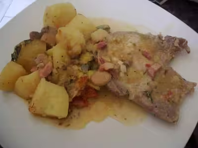 Côtes de porc pommes de terre et légumes
