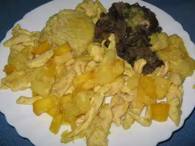 Recette WW : Curry de poulet à l'ananas, timbales de riz