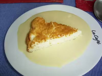 gateau leger aux noix de coco sur un lit de creme anglaise