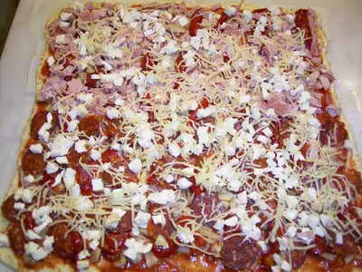 Pizza croustillante au chorizo et jambon