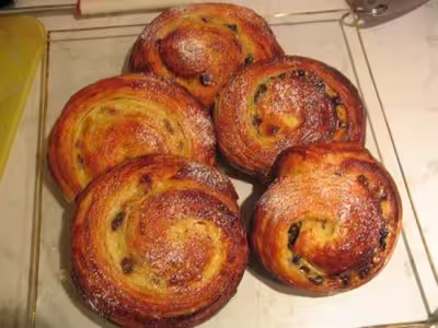 Pain aux raisins sur pâte levée feuilletée