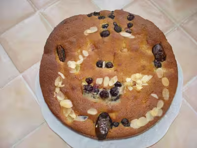 Gâteau au yaourt aux fruits et au nougat rouge