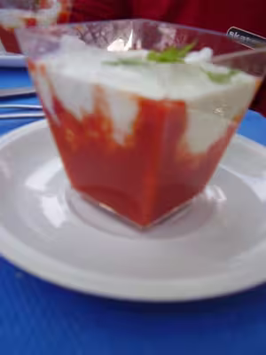 Verrine de crème de concombre sur coulis de tomate