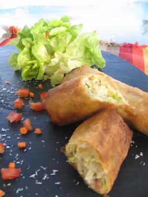 Nems aux camarons, légumes et pesto