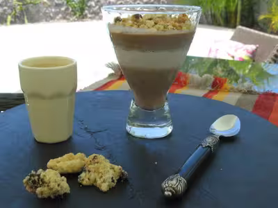 Panacotta bicolore au lait de noisette et chocolat crumble