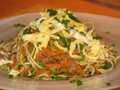 Sauté de nouilles chinoises aux légumes et viande