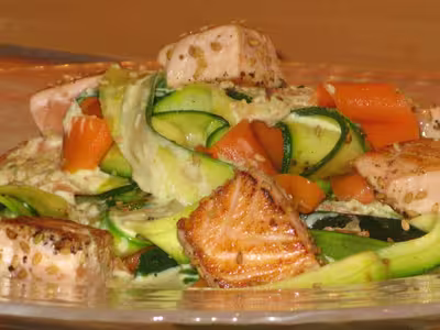 Tagliatelles de légumes au saumon et sésame