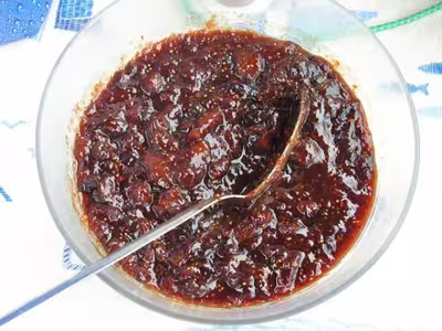 Lapin mariné au vin rouge et chutney de pruneaux et figues