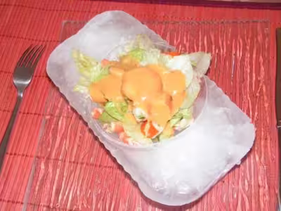 Salade iceberg aux crevettes, surimi, avocat