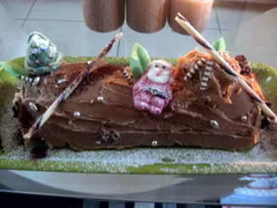 Bûche de noël parfumée à la vanille et colorée au chocolat par vinopall