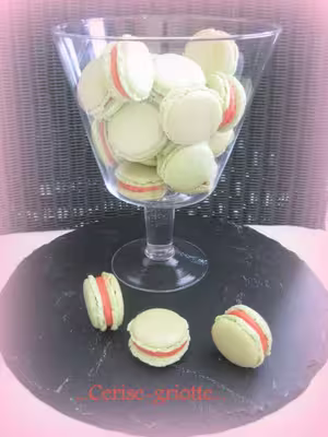Macarons cerise-griotte au sucre glace et amandes