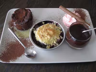 Fondant au chocolat et son crumble aux fruits rouges