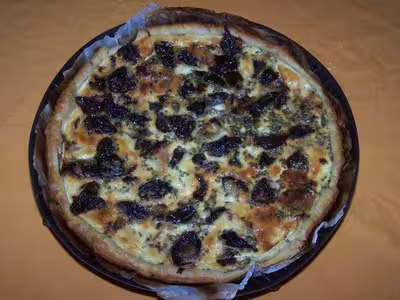 Tarte aux oignons et pruneaux