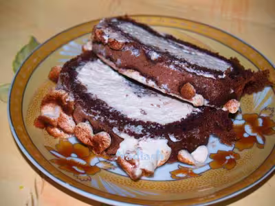 Gâteau roulé au chocolat fourré à la crème caramel