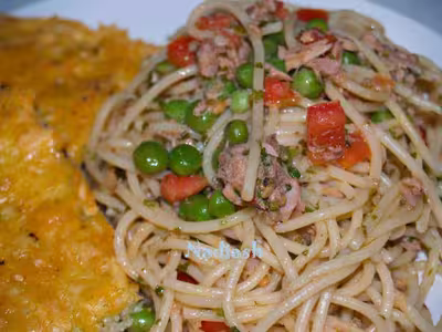 Spaghettis au thon, petits pois et tomate