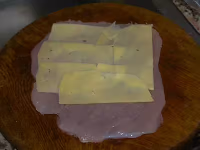 Roulé de dinde au fromage sur un lit de légumes