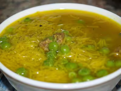 Soupe de viande, petits pois et vermicelles