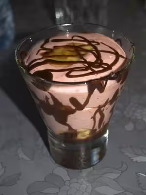 Verrines bananes crème à la fraise chocolat