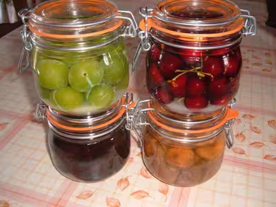 Conserves de reines claudes, de figues à la vanille, de pruneaux et de cerises