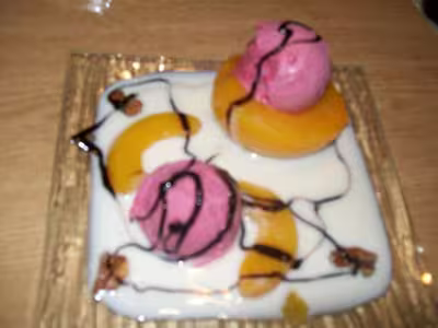Oreillons de pêches et sorbet de fruits rouges par Tatie21