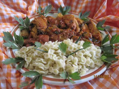 Aiguillettes de poulet en sauce légumes