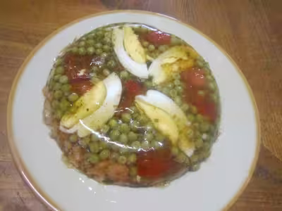 Anchois, crevettes, légumes, oeuf en gelées