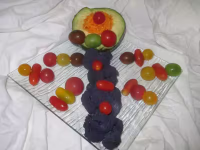 Assiette colorée d'avocat et crudités à la mayonnaise