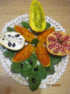Assiette fraîche aux fruits exotiques